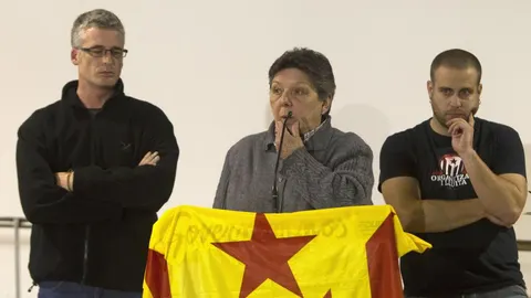 Los diputados de la CUP Gabriela Serra (c), Sergi Saladié (i) y Xevi Generó (d), durante la rueda de prensa que ofrecieron posterior a la reunión del Consejo Político de la CUP y de su Grupo de Acción Parlamentaria (GAP).
