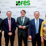 Fernández Mañueco junto a Pérez Coronado, Pedro Palomo, Andrés Ortega y Paloma Sanz, ayer en Segovia tras el encuentro