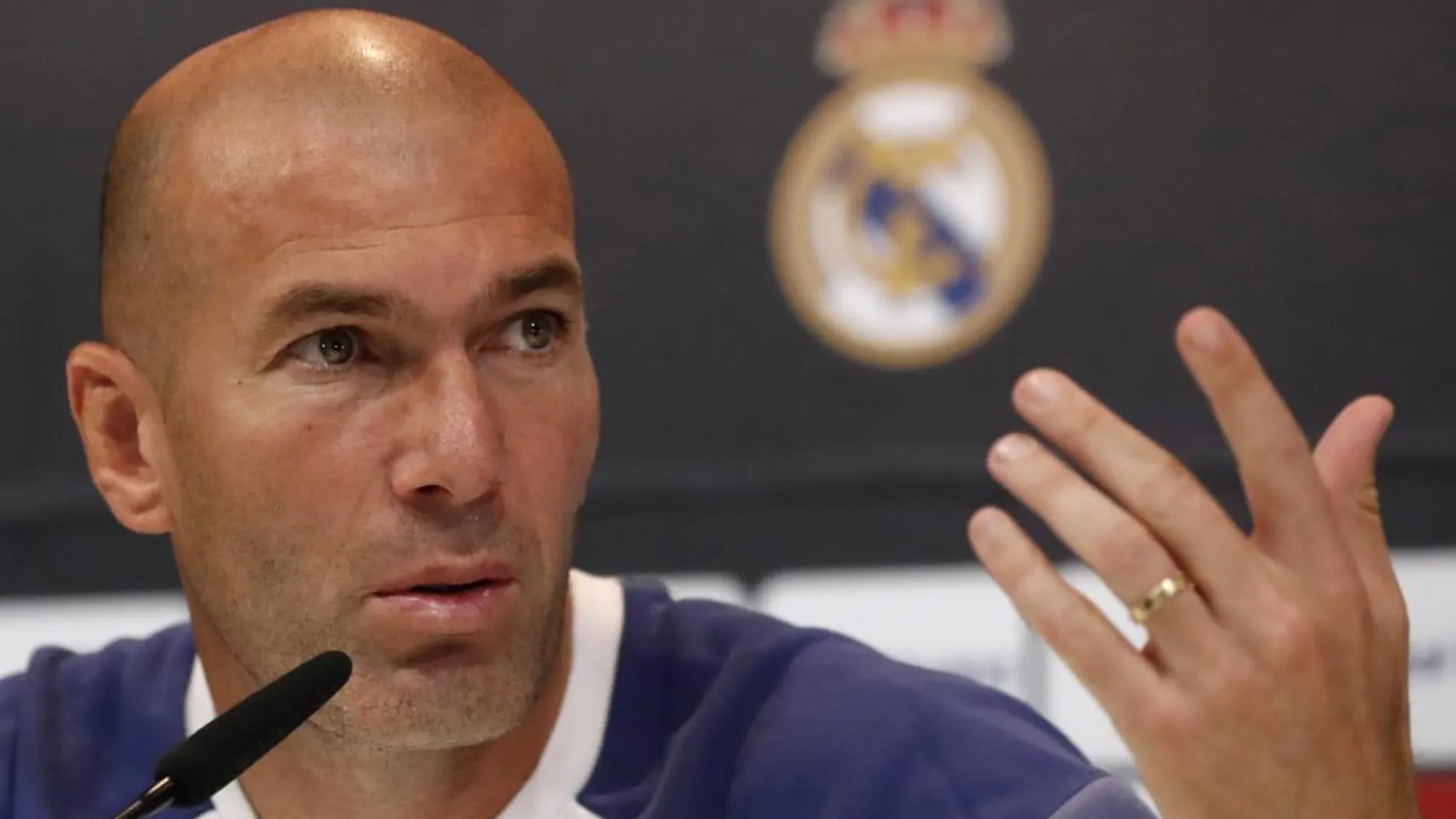El entrenador del Real Madrid, Zinedine Zidane, durante la rueda de prensa ofrecida tras el entrenamiento que ha realizado hoy la plantilla en Valdebebas.