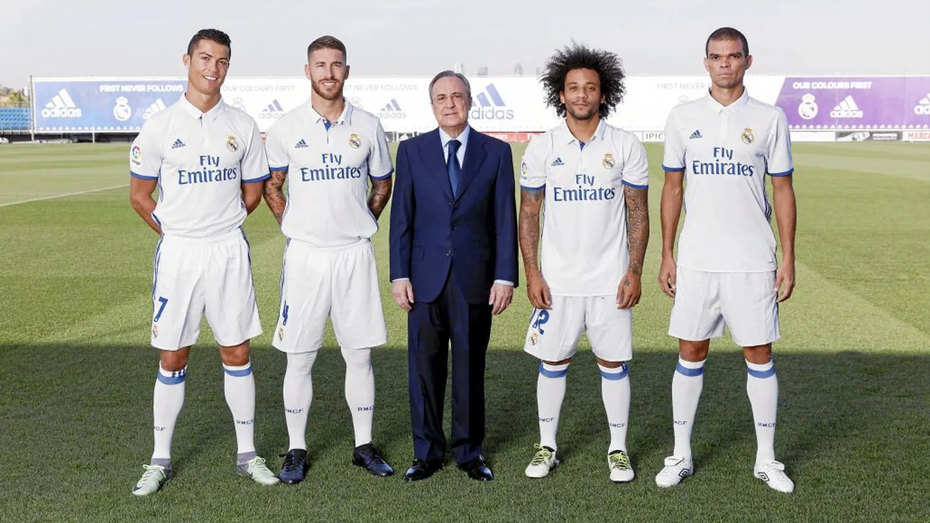 Florentino Pérez, junto a los cuatro capitanes de la plantilla (Cristiano, Sergio Ramos, Marcelo y Pepe), ayer durante la sesión de fotos oficial de la temporada