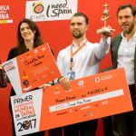 El alcalde de Valladolid, Óscar Puente, entrega el galardón a los vencedores de la pasada edición