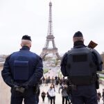 Patrulla de policía junto a la Torre Eiffel en París.