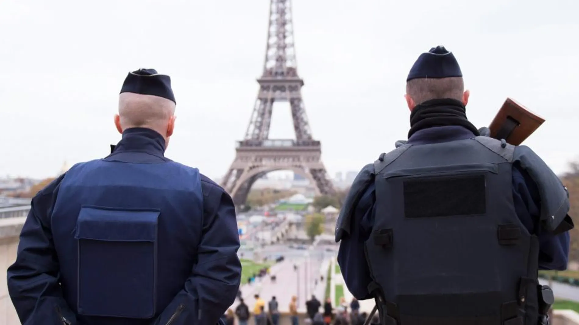 Patrulla de policía junto a la Torre Eiffel en París.