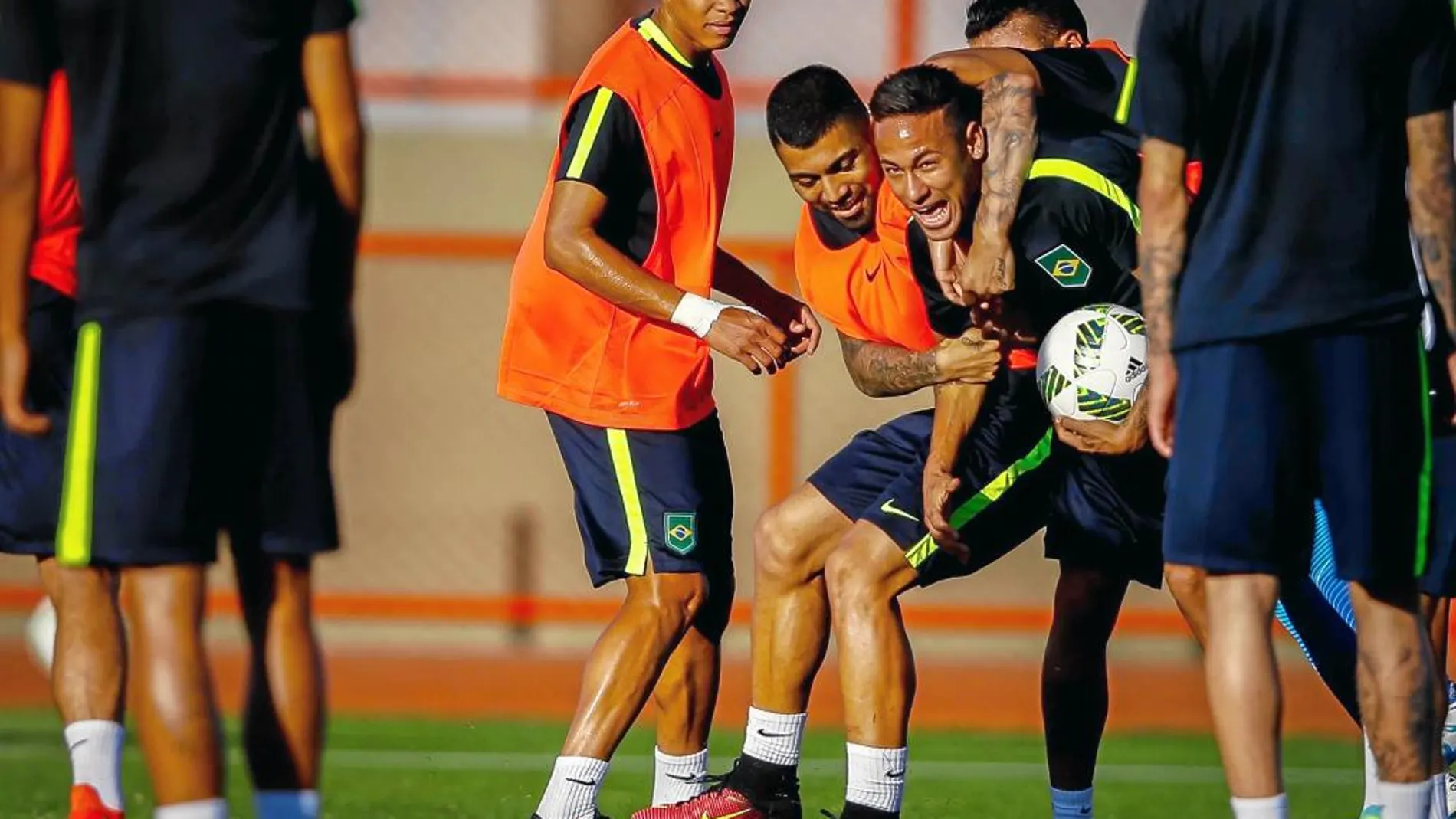 Neymar bromea con sus compañeros durante el último entrenamiento de su selección