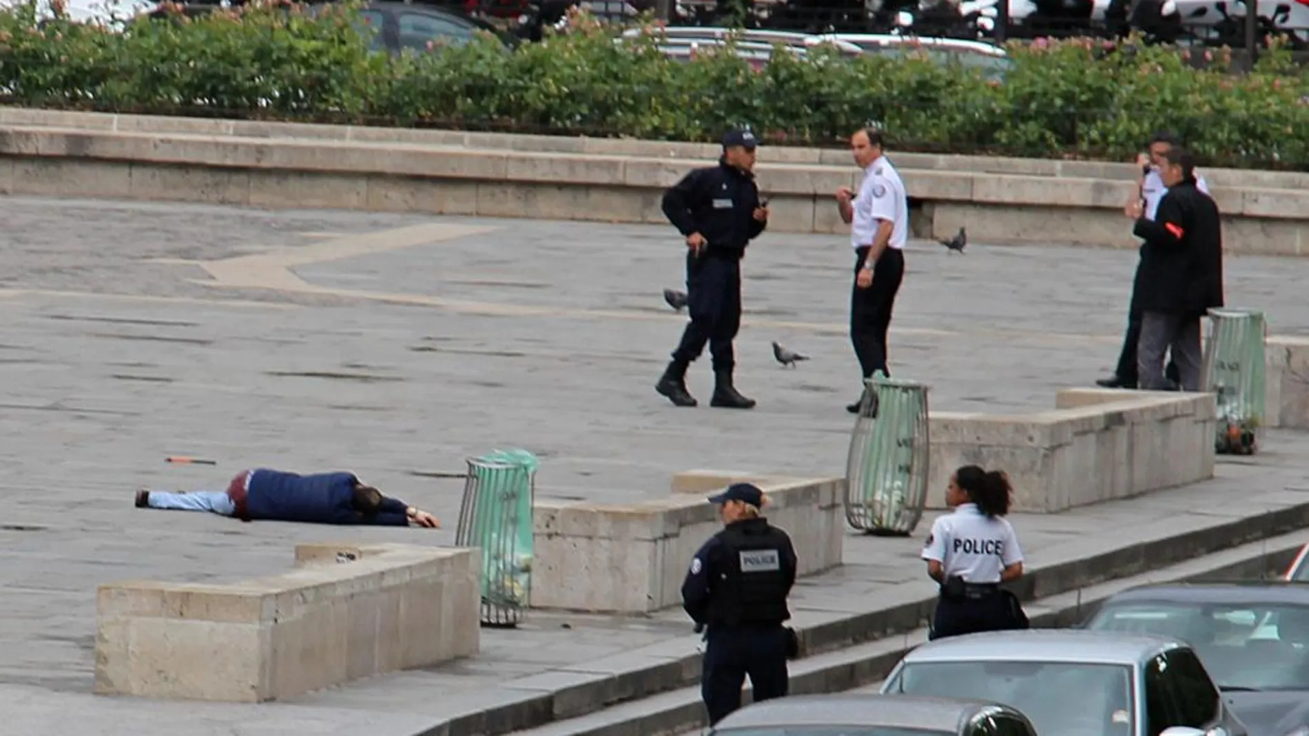 Los policías abatieron al agresor