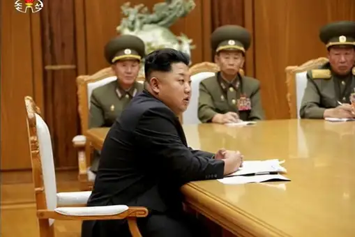 Kim Jong Un insta al Ejército a estar listo para usar las armas nucleares