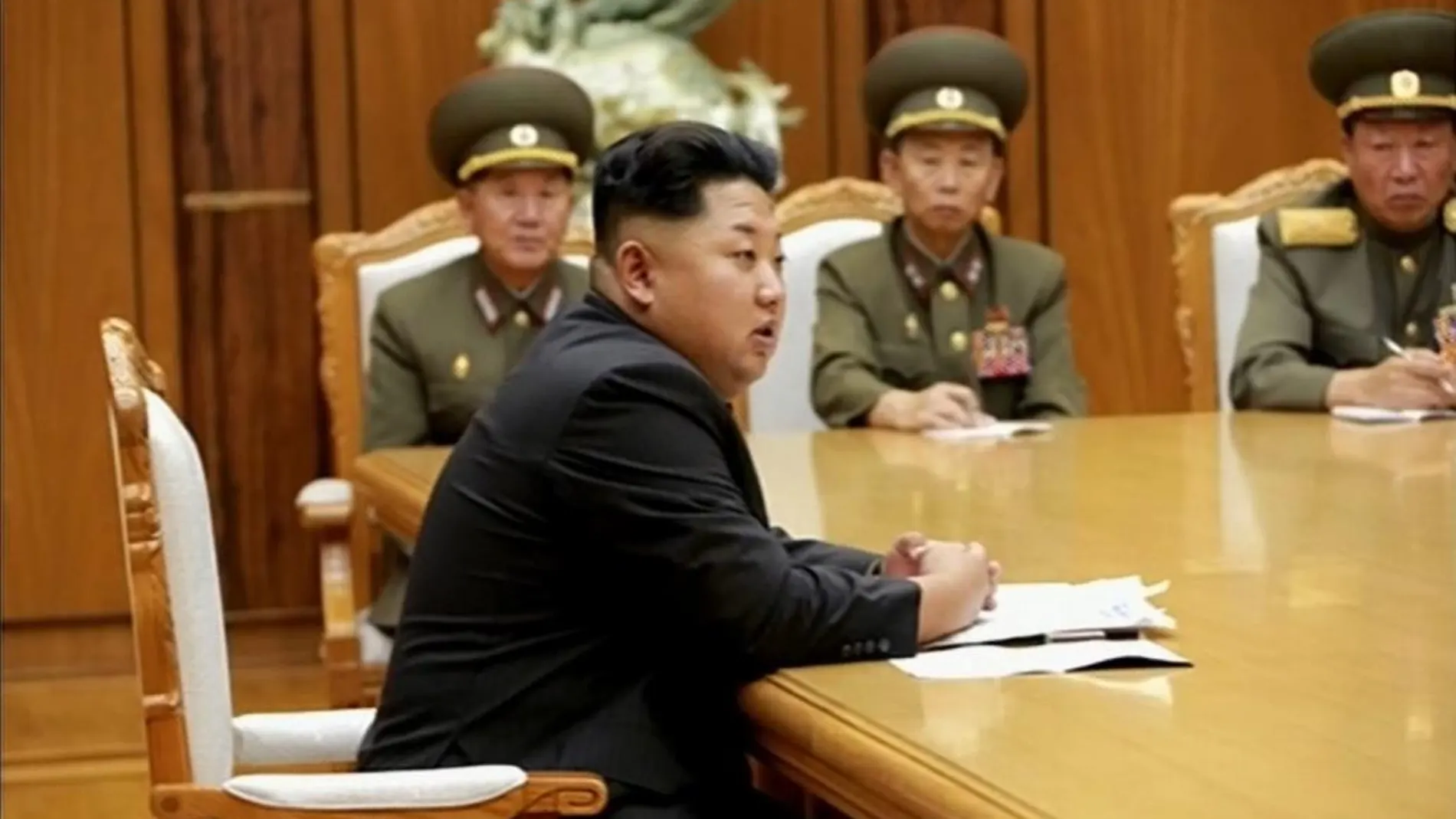 El líder de Corea del Norte, Kim Jong-un, preside una reunión de emergencia con el Comité Central Militar del Partido de los Trabajadores
