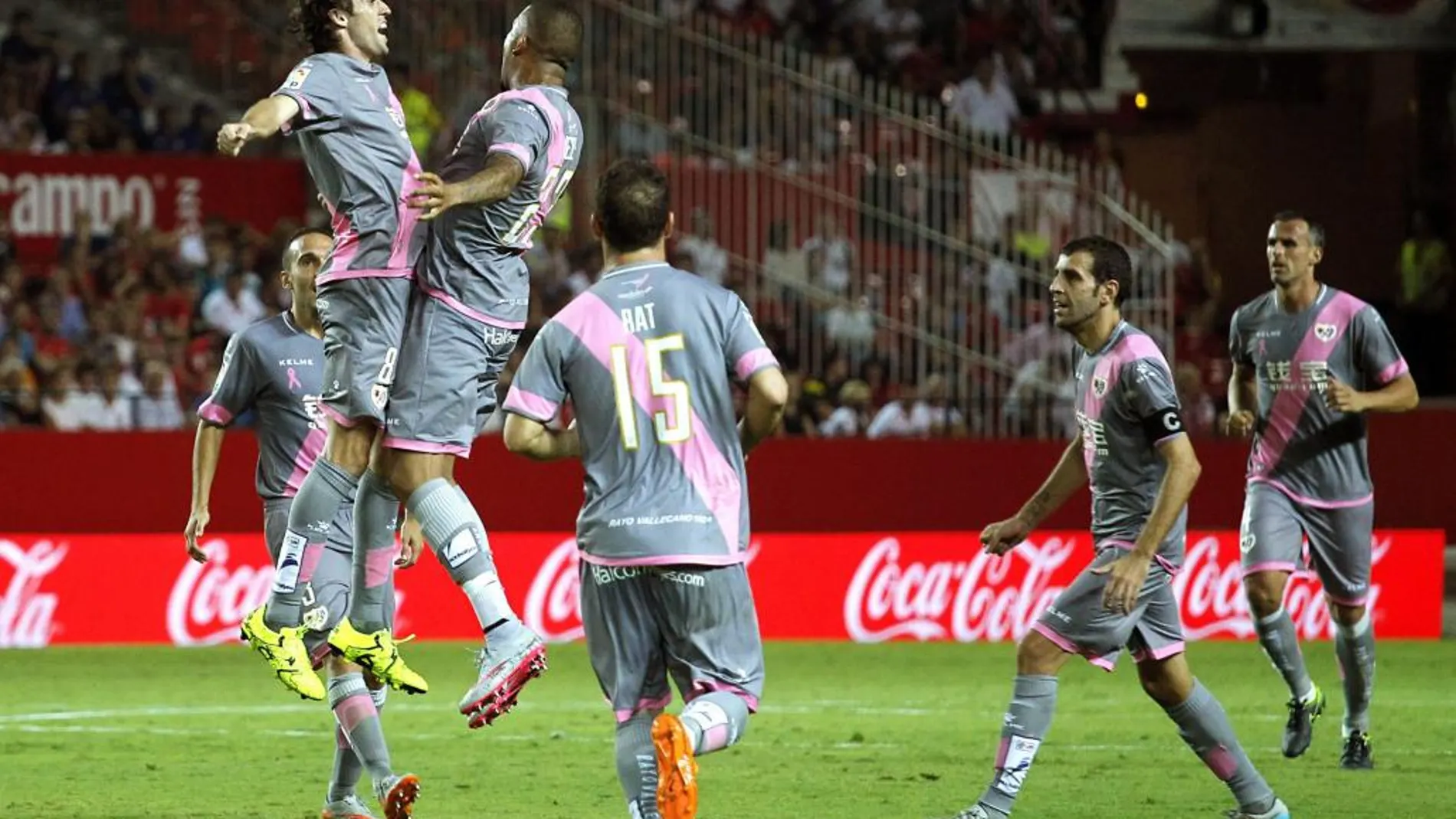 Los jugadores del Rayo Vallecano celebran el primer gol del equipo madrileño