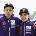 Los pilotos de motociclismo Valentino Rossi y Maverick Viñales, posan durante la presentación del Movistar Yamaha MotoGP Team