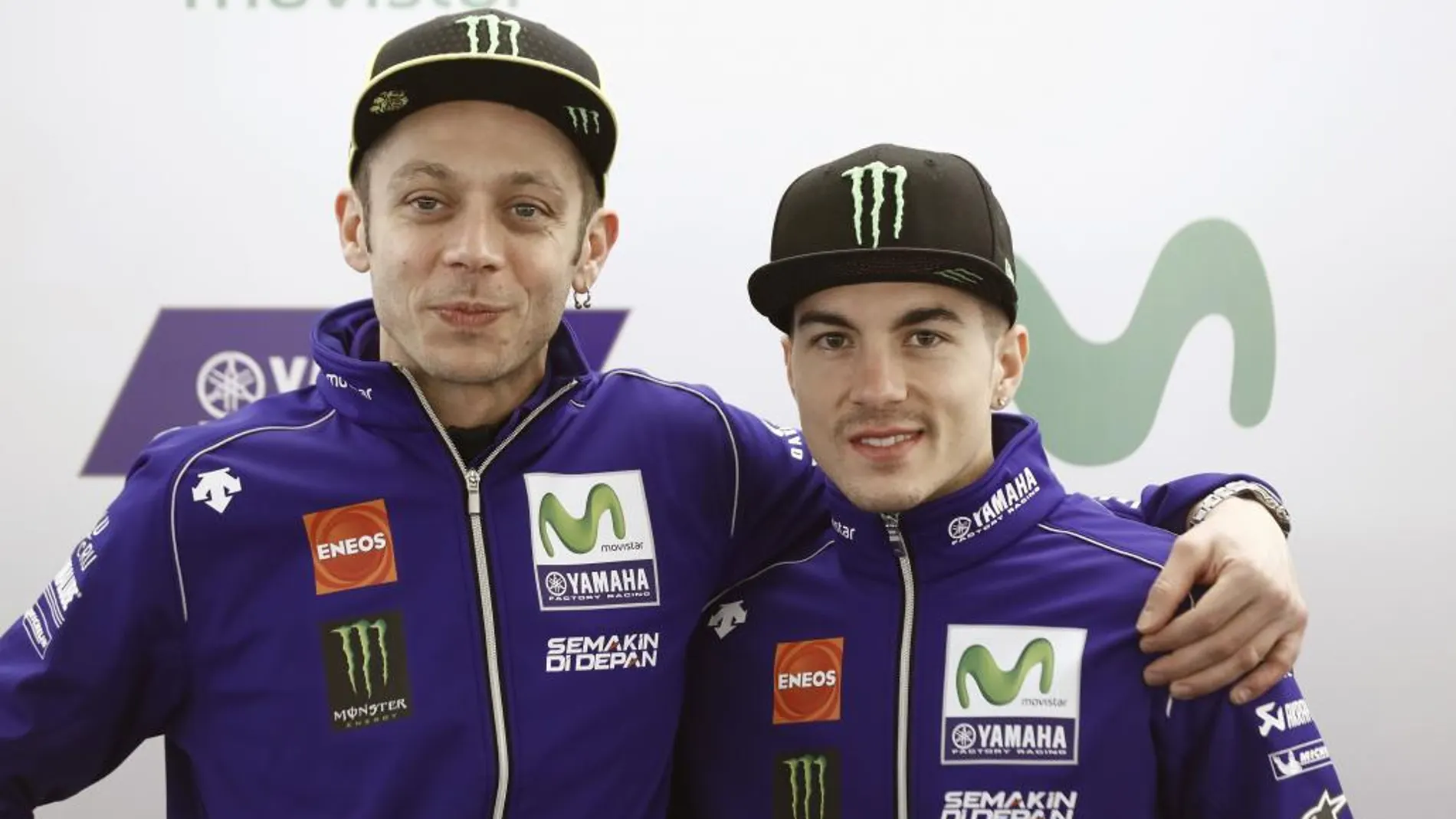 Los pilotos de motociclismo Valentino Rossi y Maverick Viñales, posan durante la presentación del Movistar Yamaha MotoGP Team
