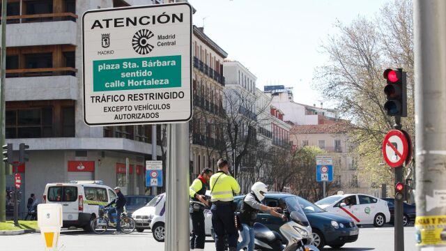 Agentes de movilidad, durante el primer día con multas de Madrid Central