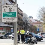 Agentes de movilidad, durante el primer día con multas de Madrid Central