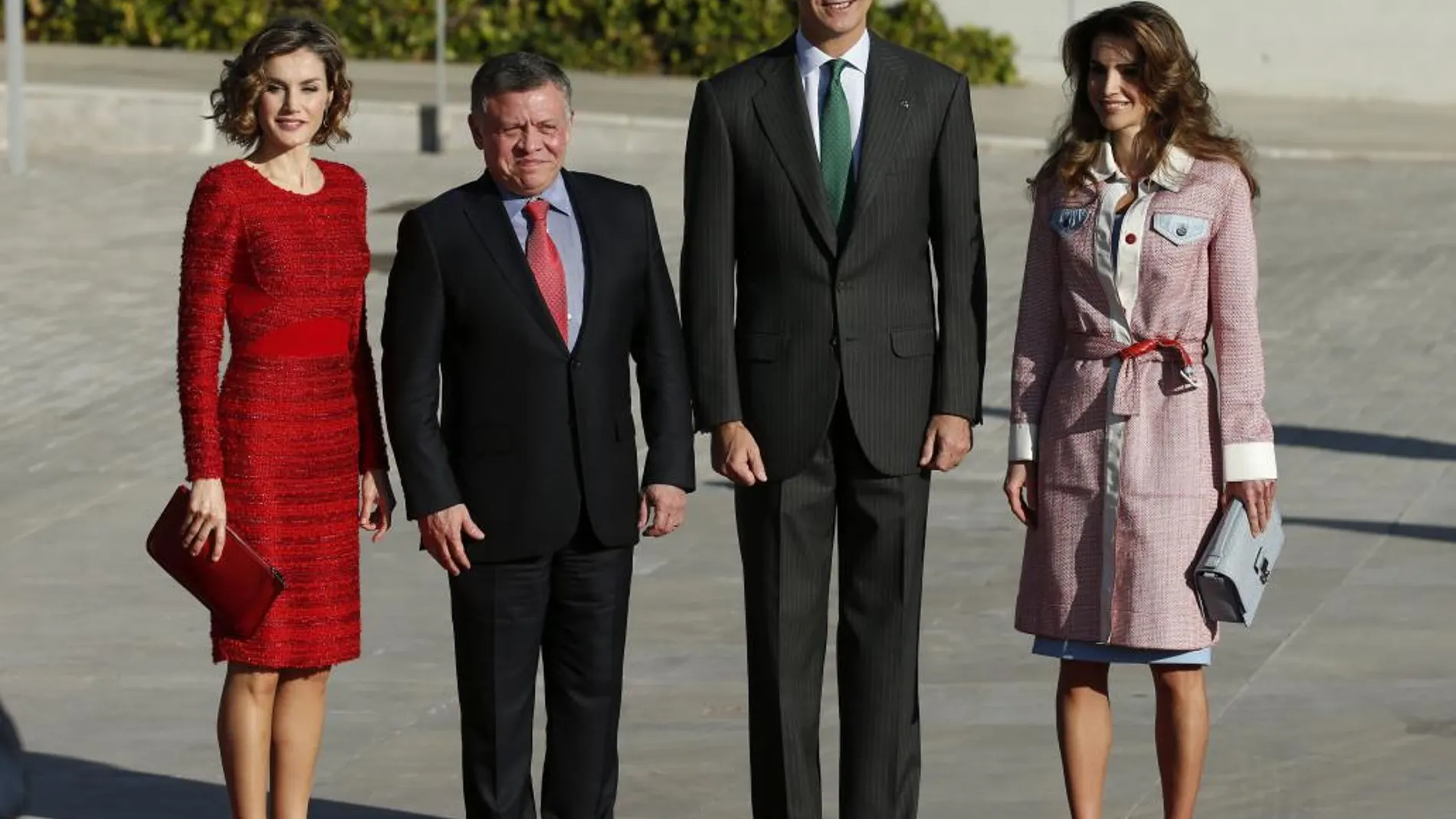 Los Reyes posan junto al rey Abdalá II de Jordania y la reina Rania (d) a la llegada de éstos al aeropuerto de Barajas