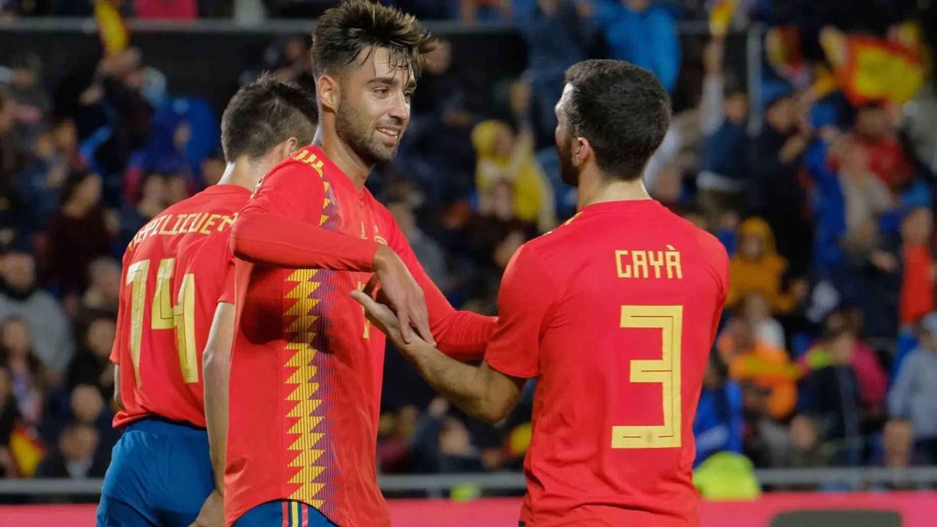 El centrocampista de la selección española de fútbol Brais Méndez (i) celebra con Gayá su gol / Efe