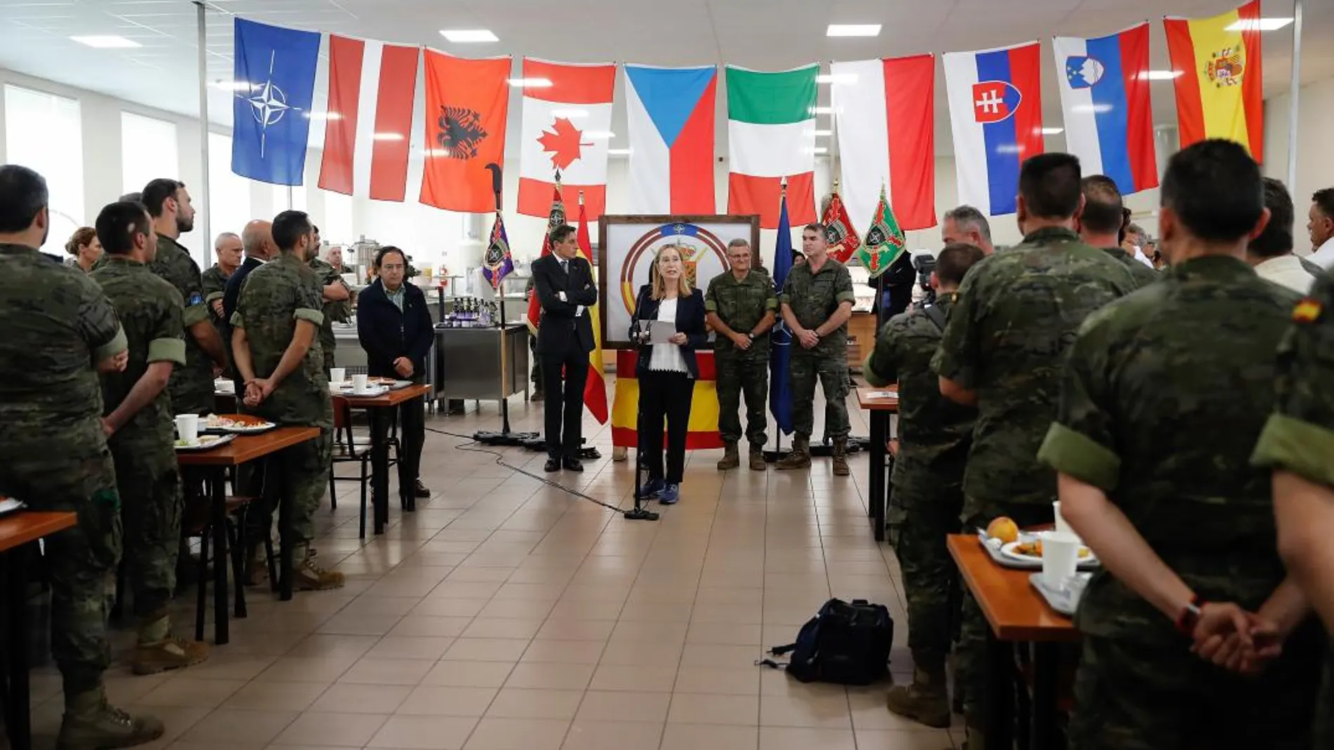 La presidenta del Congreso, Ana Pastor, durante su intervención en la visita realizada hoy a la base militar de la OTAN de Adazi / Efe