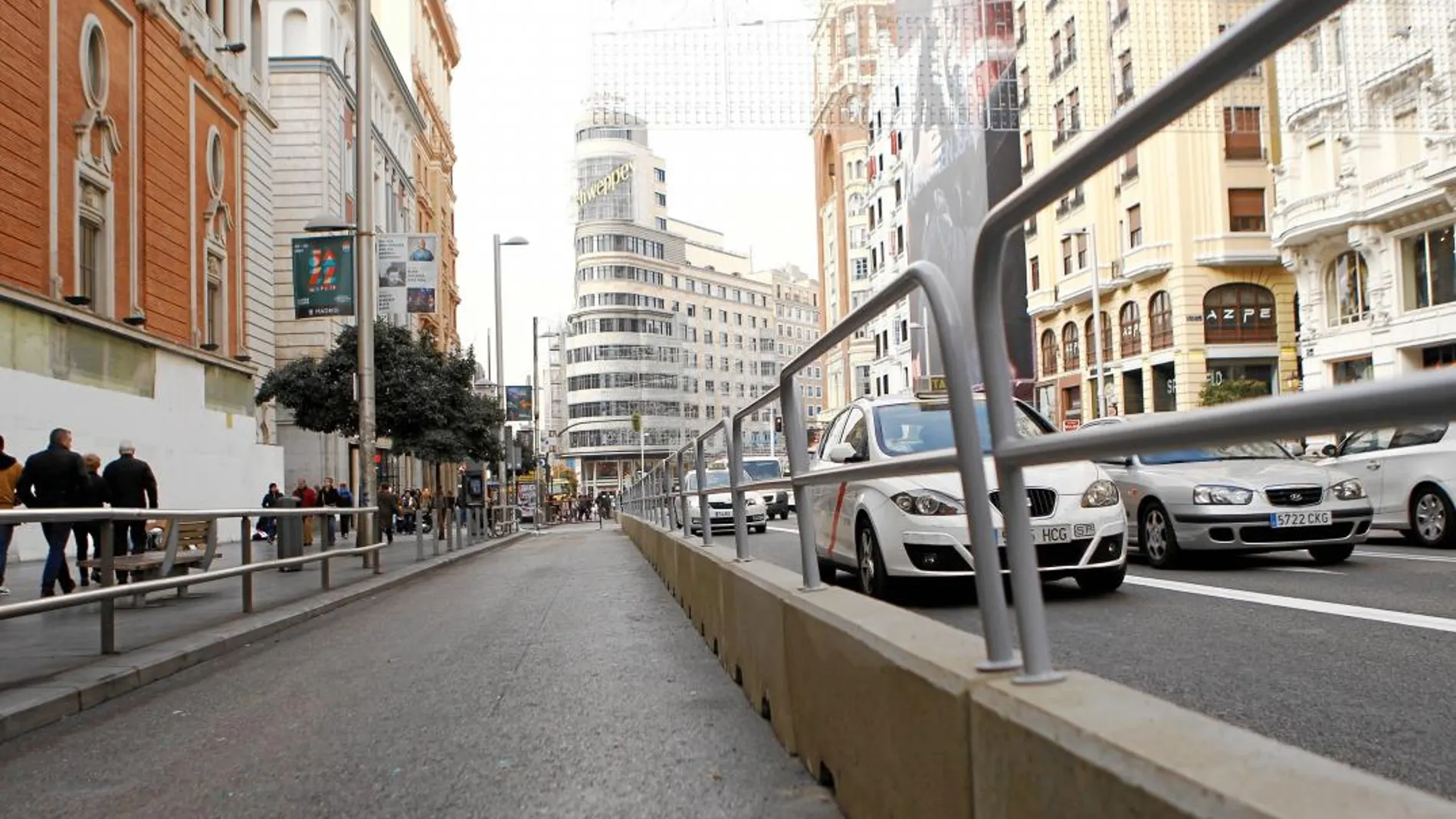 Este viernes arrancan los cortes al tráfico en la arteria del centro que ayer ya tenía de vallas