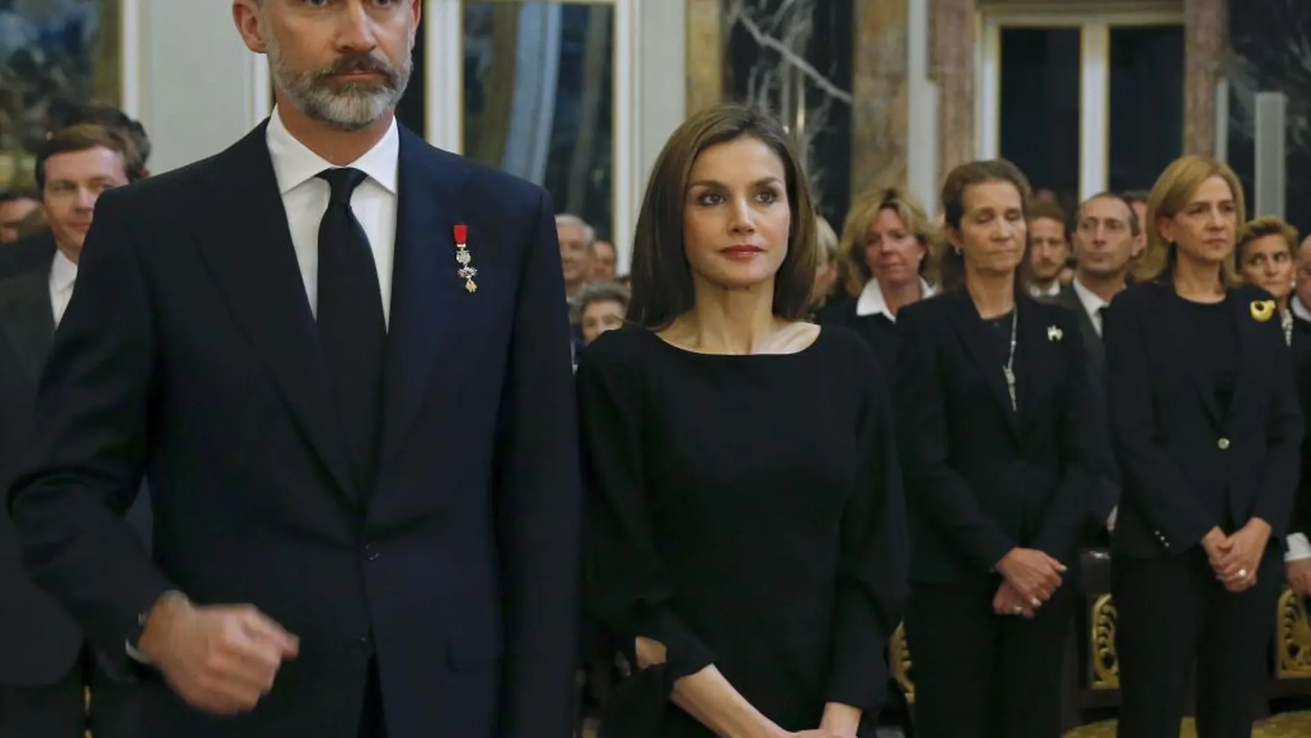 Los Reyes, durante el funeral por la infanta Alicia de Borbón-Parma, al que también han asistido Don Juan Carlos y Doña Sofía y las infantas Elena y Cristina