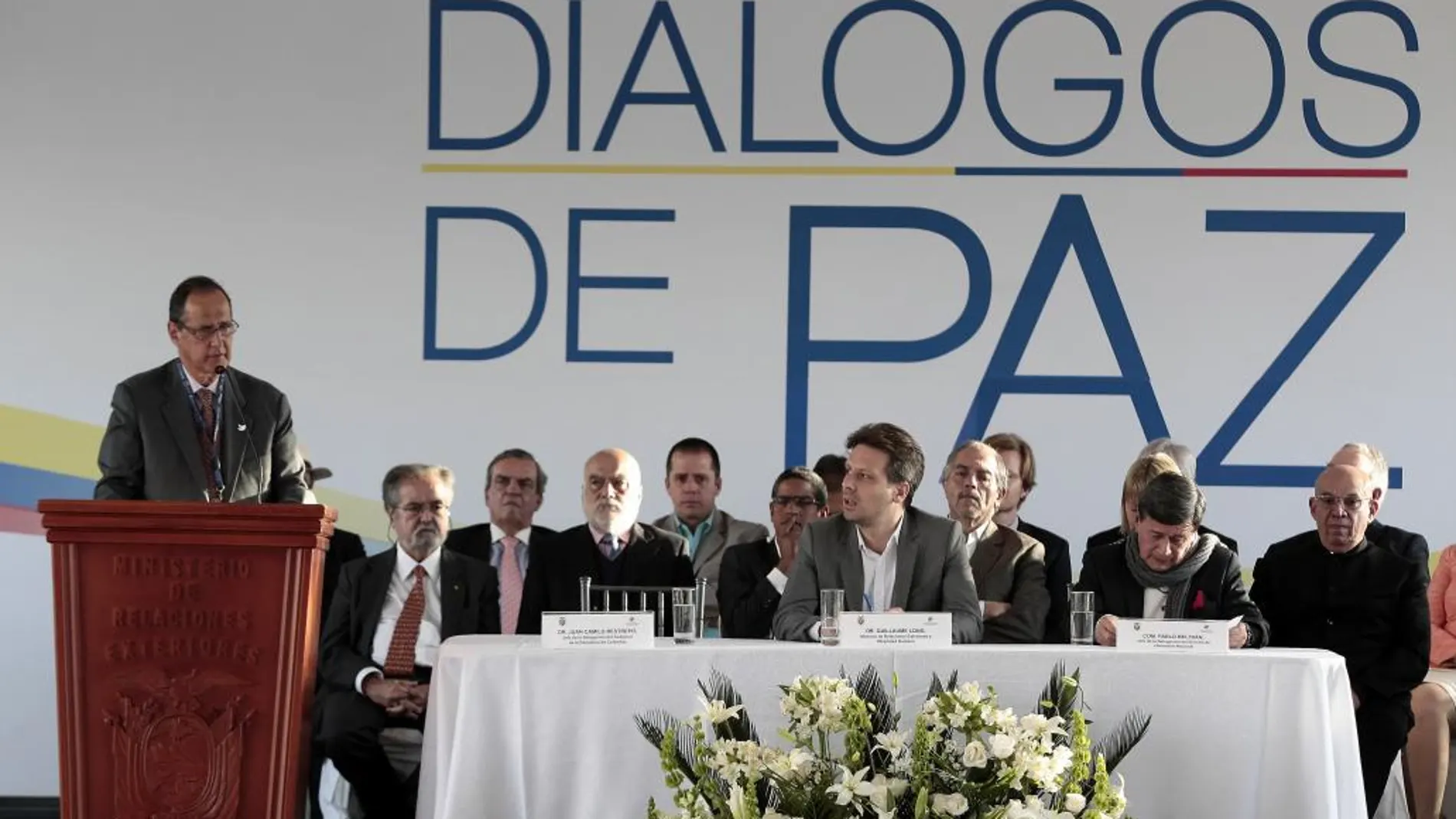 El Gobierno de Colombia con su jefe negociador, Juan Camilo Restrepo (i); y la guerrilla del Ejército Nacional de Liberación (ELN) con si jefe negociador, Pablo Beltran.