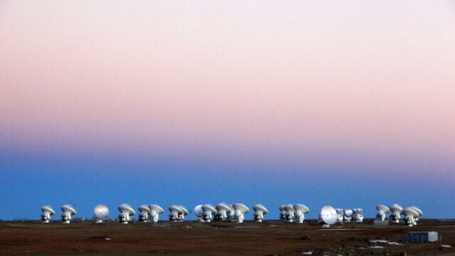 Las antenas de ALMA son las más precisas jamás construidas. Pese a los fuertes vientos y temperaturas fluctuantes del desierto y de la altura, pueden mantener formas parabólicas perfectas con una precisión equivalente a tan solo una fracción del espesor de un cabello humano