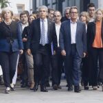 El exconseller Francesc Homs (c), acompañado por el expresidente catalán Artur Mas (2-d), y la portavoz del Gobierno catalán, Neus Munté (d), a su llegada al Tribunal Supremo