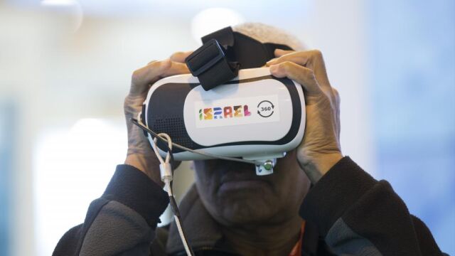 Un usuario con unas gafas de realidad virtual en la última feria Fitur