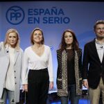 La presidenta de la Comunidad de Madrid, Cristina Cifuentes; la secretaria general del PP, María Dolores de Cospedal; la vicesecretaria de Estudios del partido, Andrea Levy, y el ministro de Justicia, Rafael Catalá (i-d), durante la presentación de "La España que queremos"