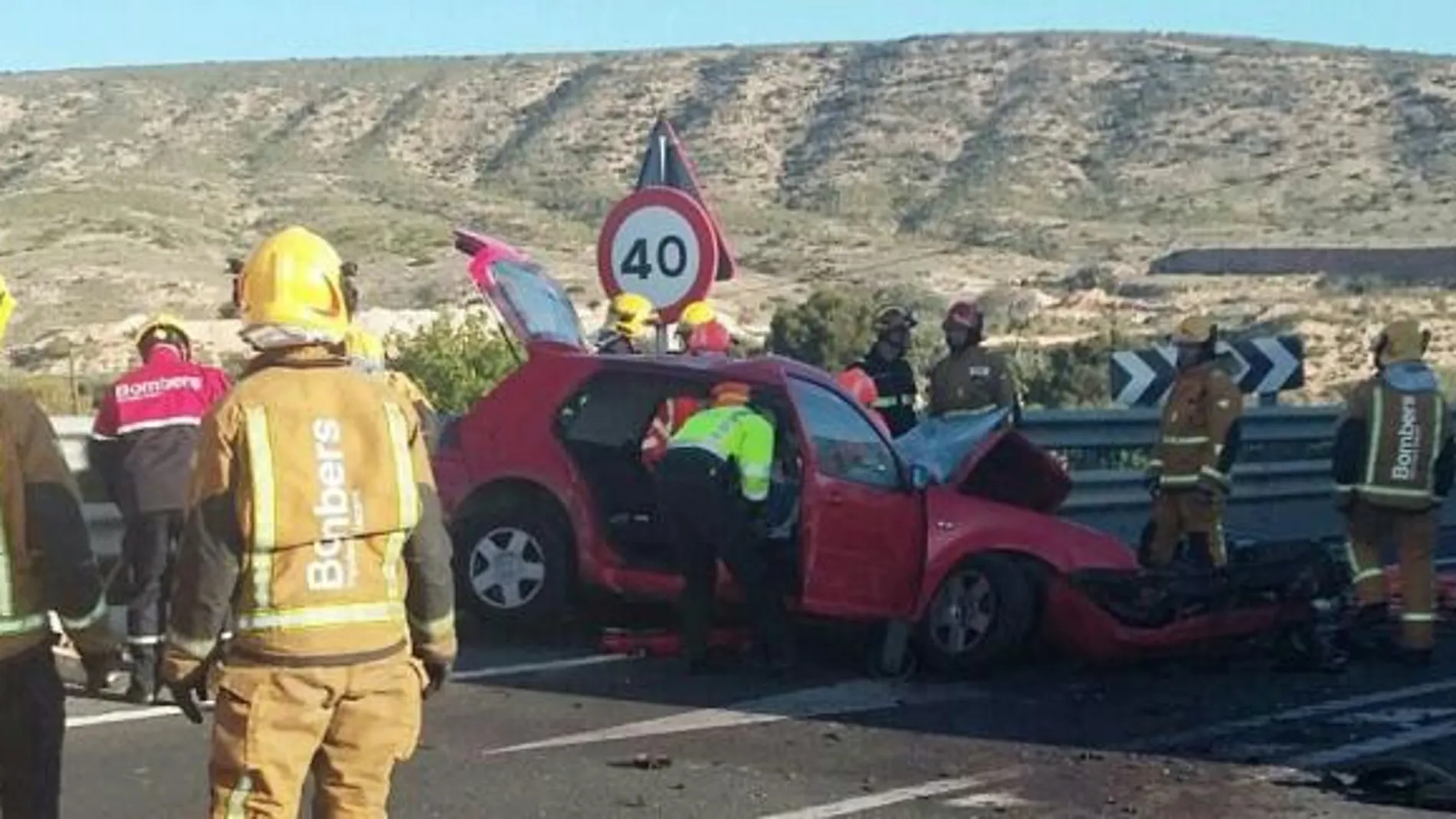 Un muerto y un herido grave al chocar un camión y un turismo en Alicante