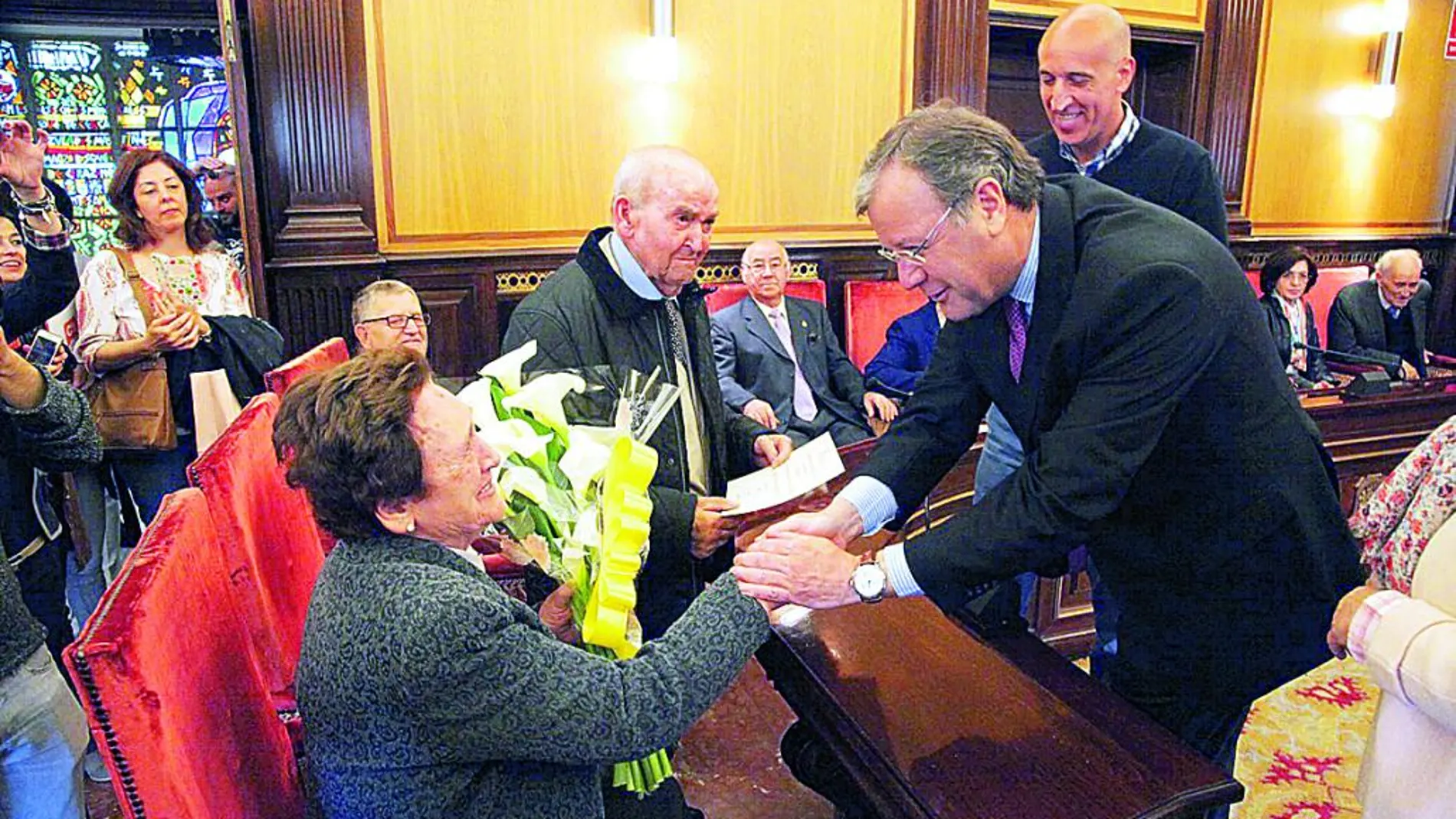 El alcalde Antonio Silván saluda a una de las participantes en la celebración de las bodas de oro el año pasado.