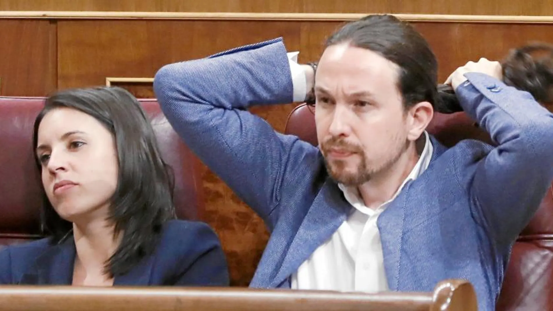 Irene Montero y Pablo Iglesias en sus escaños del Congreso durante el debate de la moción de censura contra Mariano Rajoy de la semana pasada