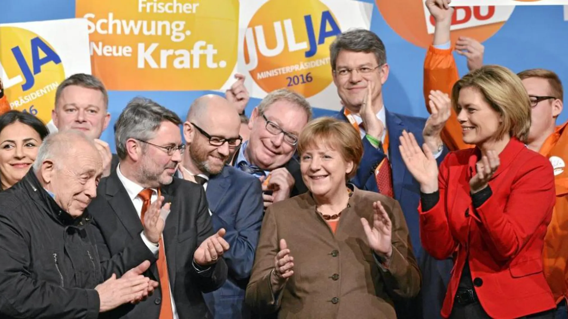 Merkel y la conservadora Julia Klöckner, durante un acto electoral del partido CDU en Tréveris, Alemania