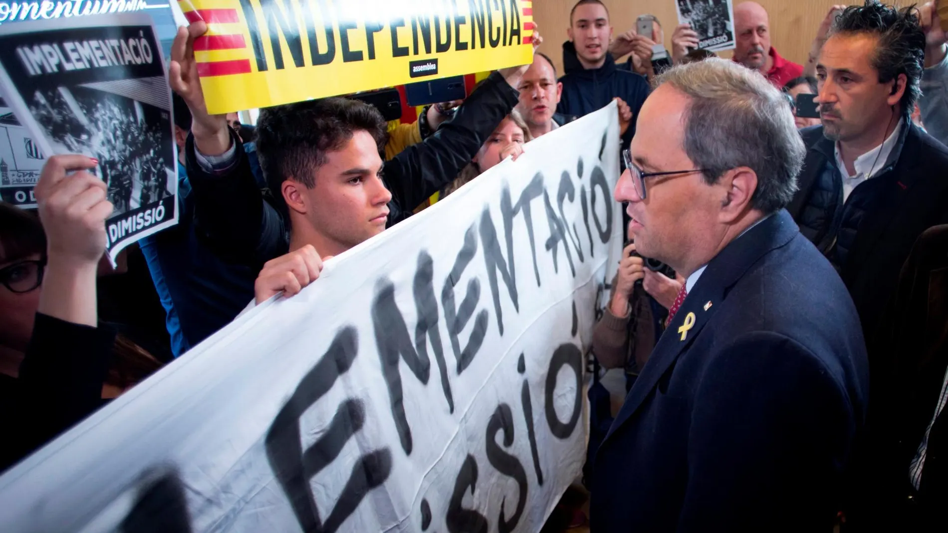 Quim Torra frente a los CDR Sabadell antes de intervienir en un acto de precampaña de JxCat