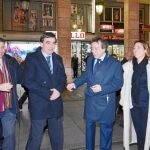 El consejero de la Presidencia, José Antonio de Santiago-Juárez, con Fernández Carriedo, Milagros Marcos y José María Hernández, entre otros, ayer en Palencia