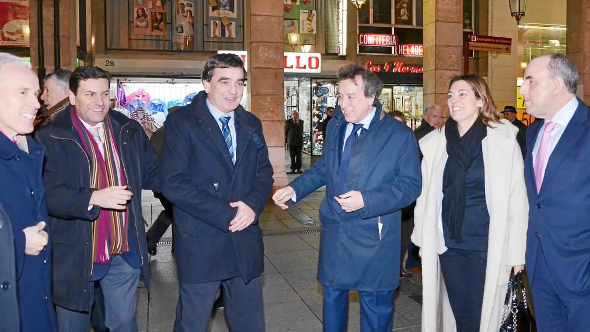 El consejero de la Presidencia, José Antonio de Santiago-Juárez, con Fernández Carriedo, Milagros Marcos y José María Hernández, entre otros, ayer en Palencia
