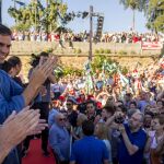 El candidato del PSOE a la Secretaría General del PSOE, Pedro Sánchez en el acto de campaña de las primarias que tiene lugar en el Muelle de la Sal de Sevilla