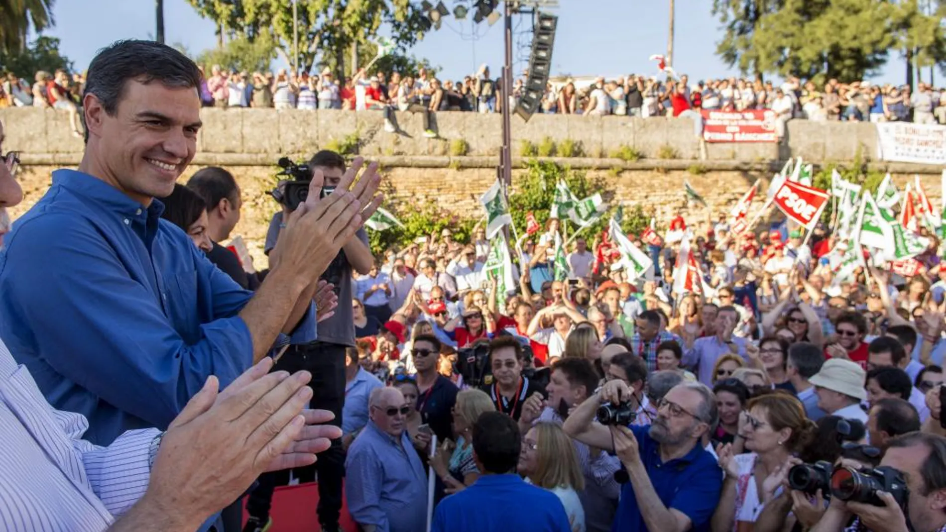 El candidato del PSOE a la Secretaría General del PSOE, Pedro Sánchez en el acto de campaña de las primarias que tiene lugar en el Muelle de la Sal de Sevilla