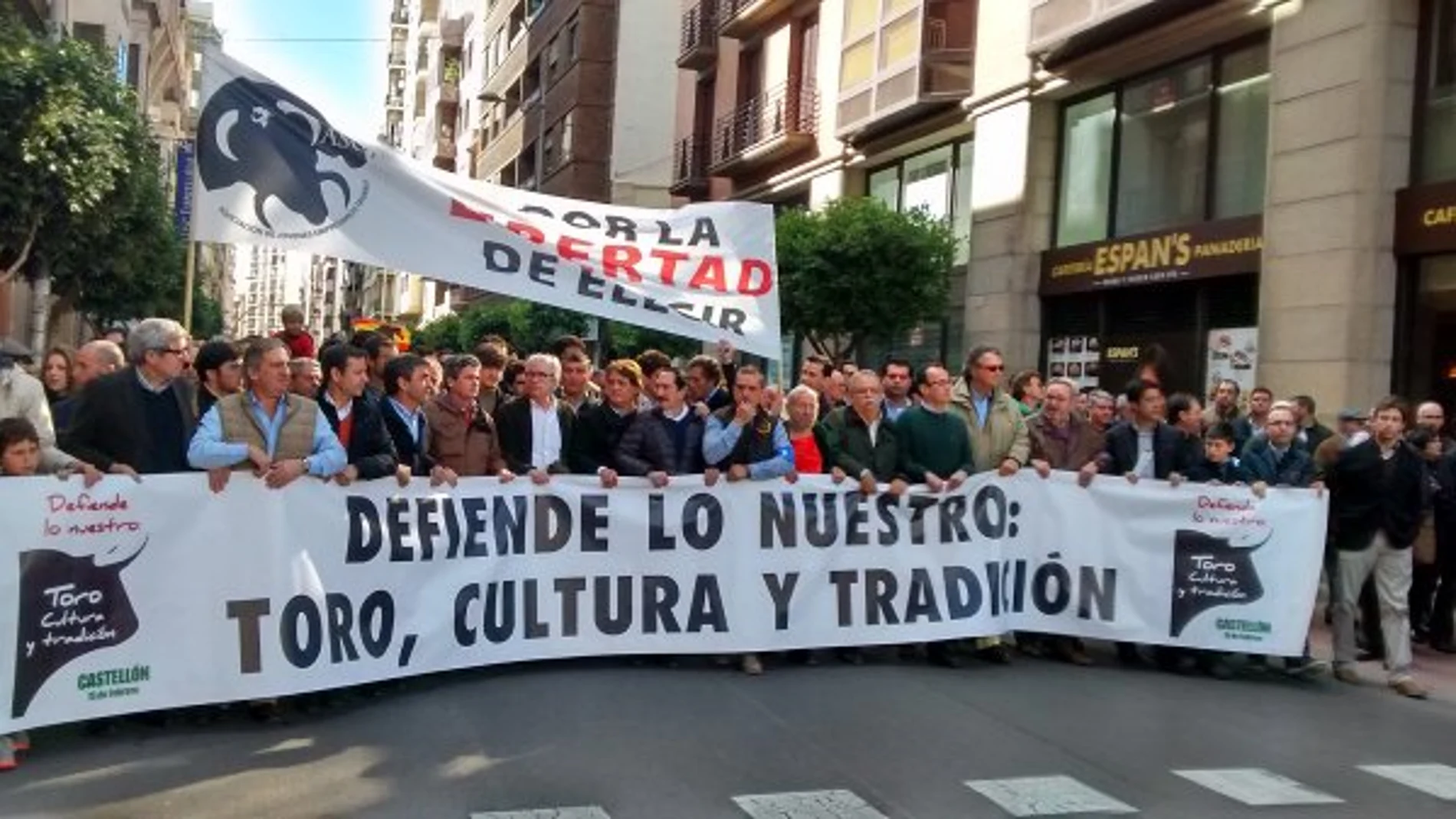 Numerosas personalidades del mundo del toro acudieron a la multitudinaria manifestación taurina celebrada el pasado 15F en Castellón