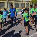 Un equipo de fútbol infantil junto a su entrenador
