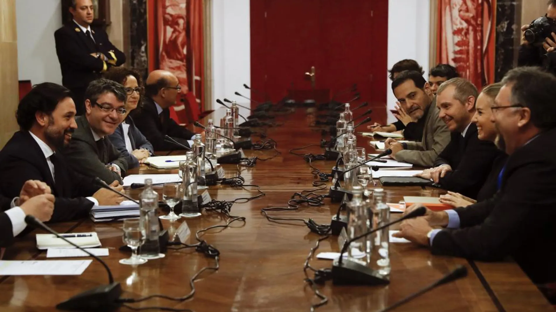El ministro de Energía, Turismo y Agenda Digital, Álvaro Nadal, durante la reunión con los representantes de todos los grupos parlamentarios