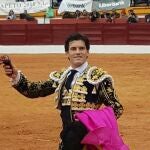 José Garrido pasea un importante trofeo en Olivenza