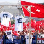 Partidarios del presidente Erdogan ondean banderas turcas y cuelgan camisetas ante un tribunal durante un juicio por el intento fallido de golpe