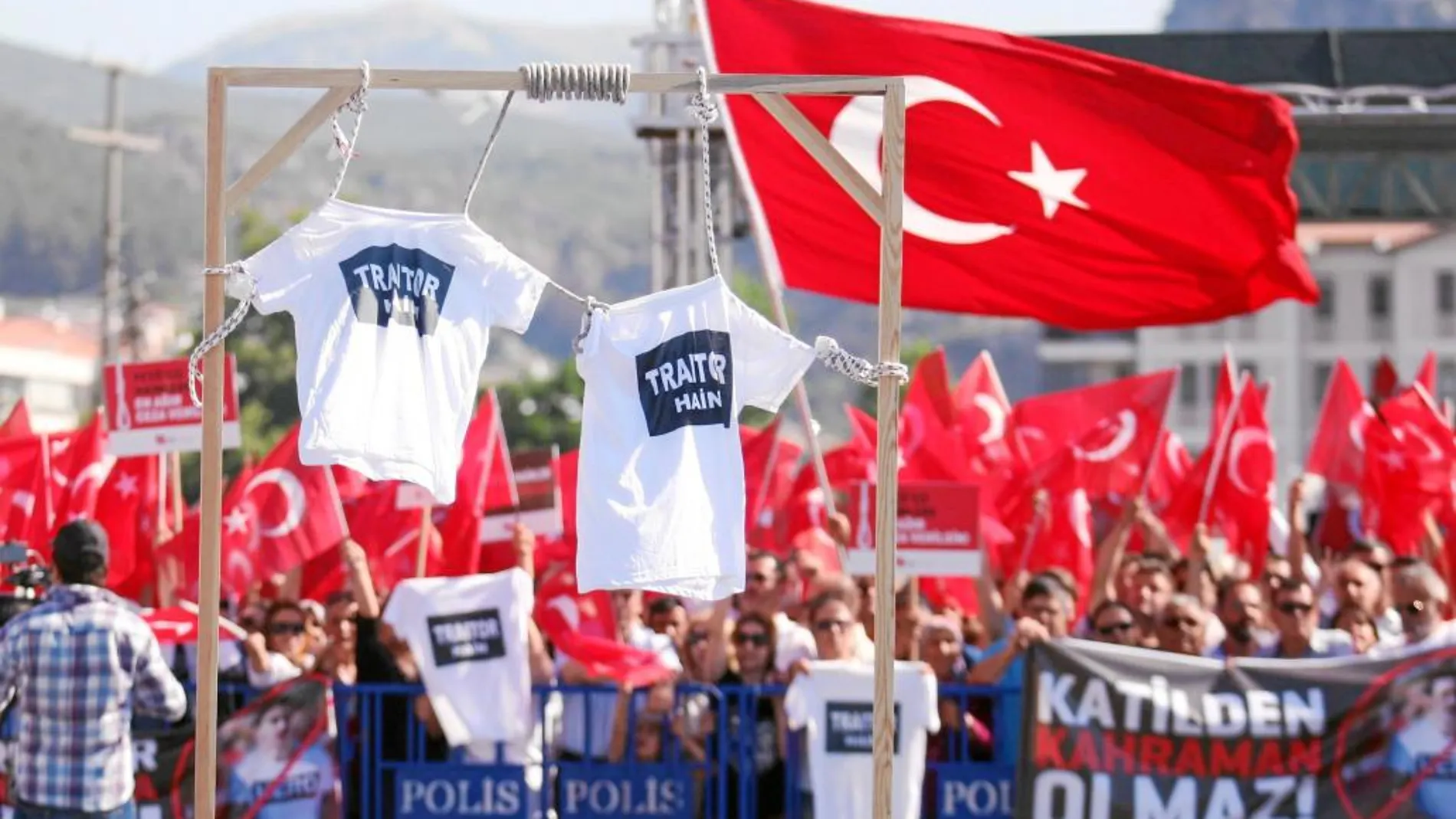 Partidarios del presidente Erdogan ondean banderas turcas y cuelgan camisetas ante un tribunal durante un juicio por el intento fallido de golpe