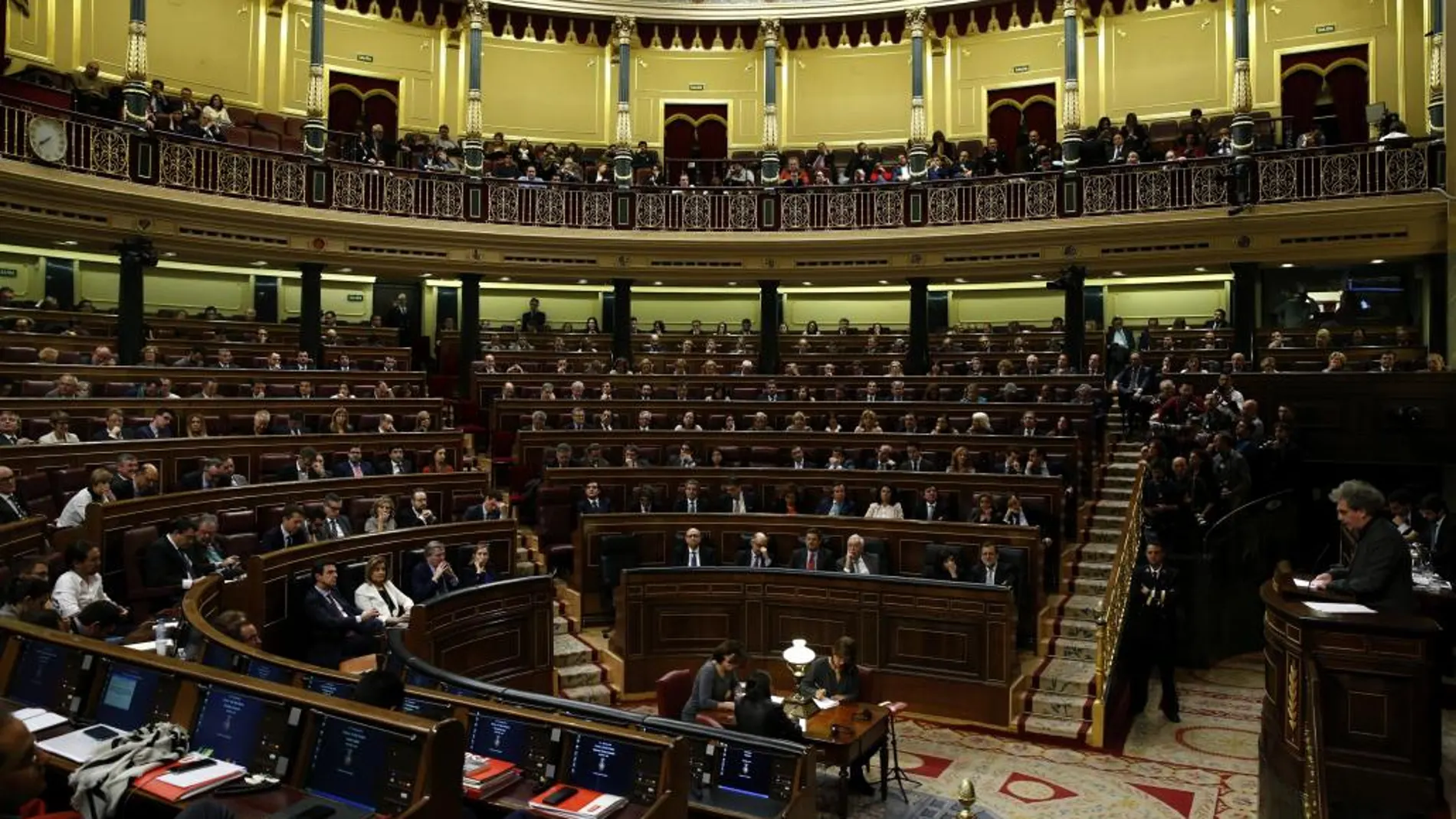 Momento de las votaciones al finalizar las intervenciones en la segunda jornada el debate de investidura del secretario general del PSOE, Pedro Sánchez