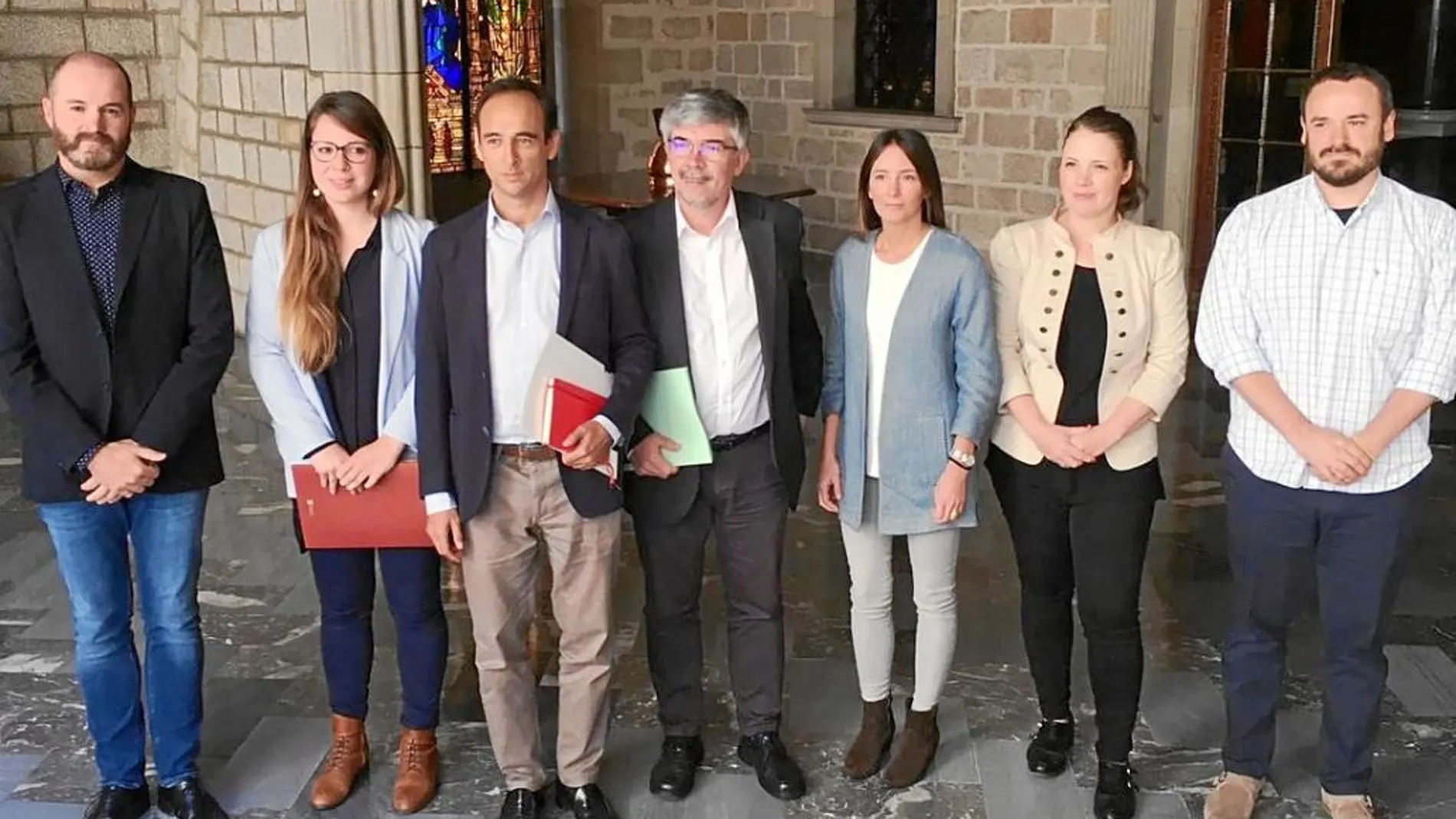 Concejales municipales con los representantes de las principales plataformas turísticas