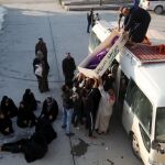 Varias personas trasladan el ataúd de un fallecido en un atentado durante un funeral en Nayaf
