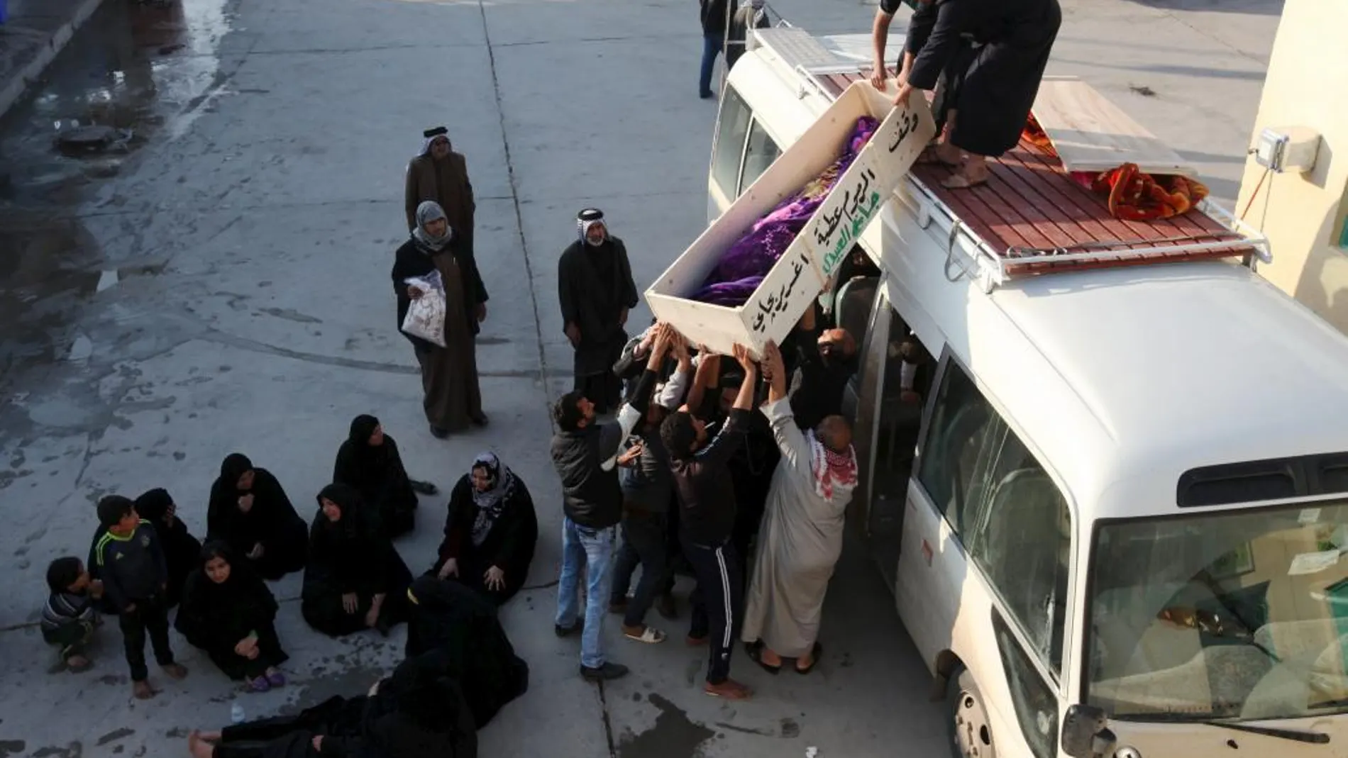 Varias personas trasladan el ataúd de un fallecido en un atentado durante un funeral en Nayaf