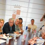 La vicepresidenta y portavoz de la Junta, Roa Valdeón, conversa con alcaldes mineros en un reciente encuentro