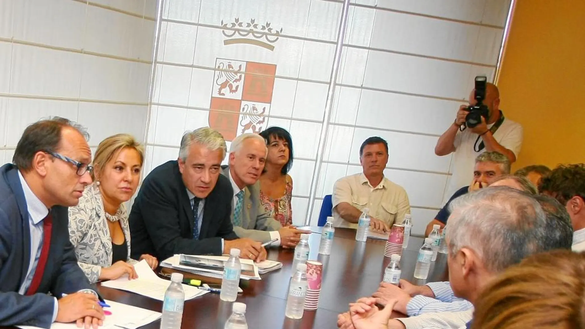 La vicepresidenta y portavoz de la Junta, Roa Valdeón, conversa con alcaldes mineros en un reciente encuentro