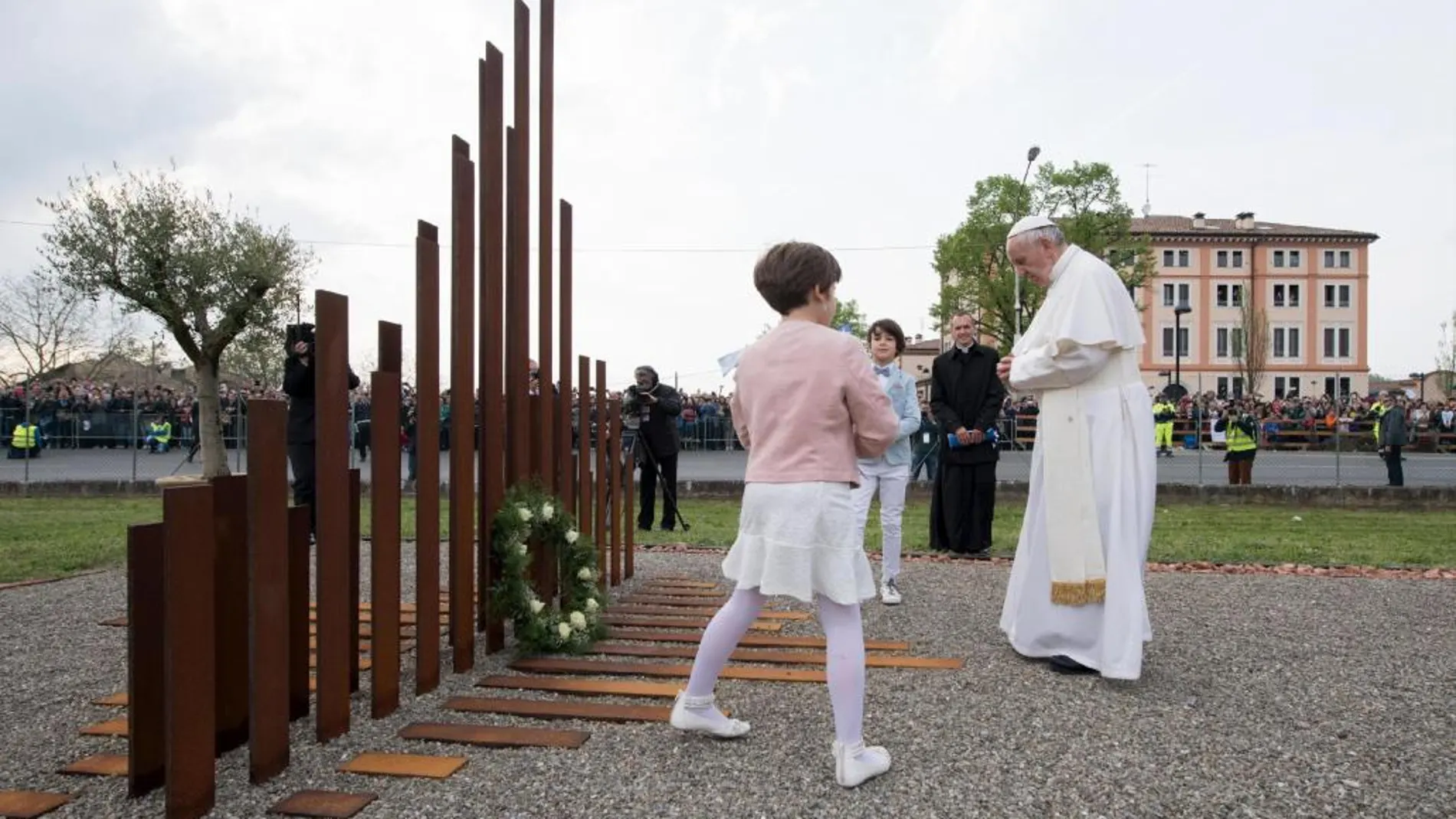 El Papa Francisco rinde tributo a las víctimas de los fuertes terremotos de 2012 durante su visita pastoral de un día a las ciudades de Carpi y Mirandola (Emilia-Romaña, norte de Italia)
