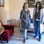 Marisol y Maribel Navas Morales en su vivienda de la calle Móstoles de Fuenlabrada que estuvo ocupada por una familia marroquí durante más de un año hasta que cambiaron el bombín de la puerta