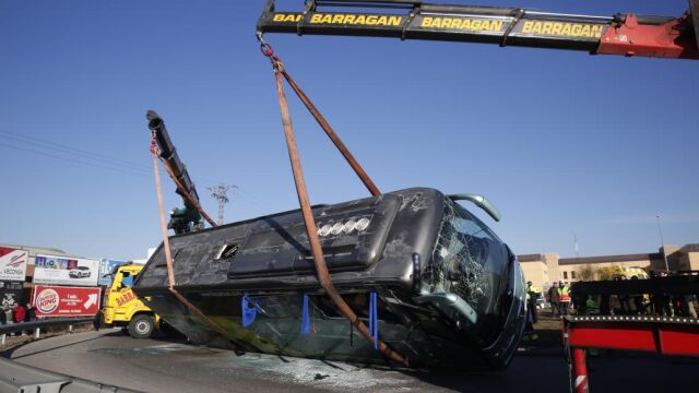 Una grúa levanta el autobús tras volcar en la M-506